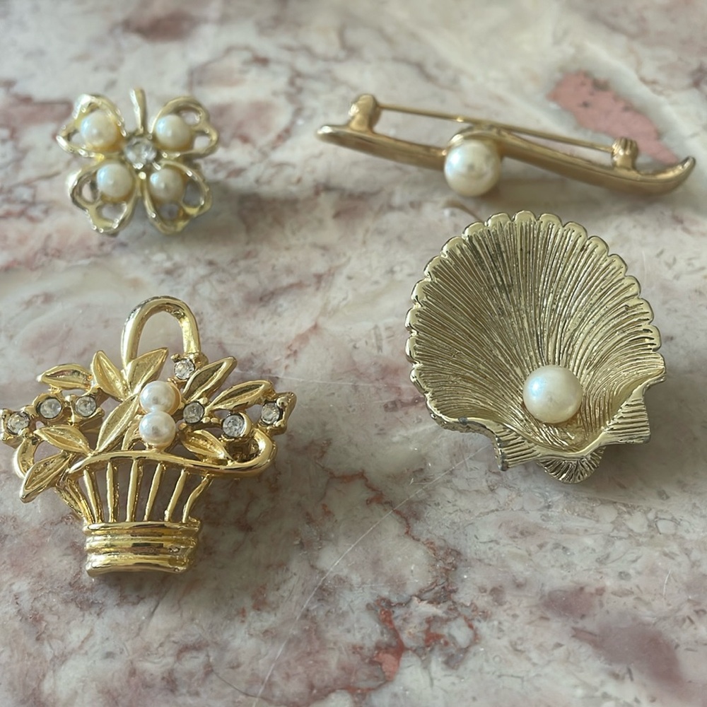 EUC~Vintage Set Of 4 Gold Plated & Pearl Various Brooch Pins - Picture 1 of 6